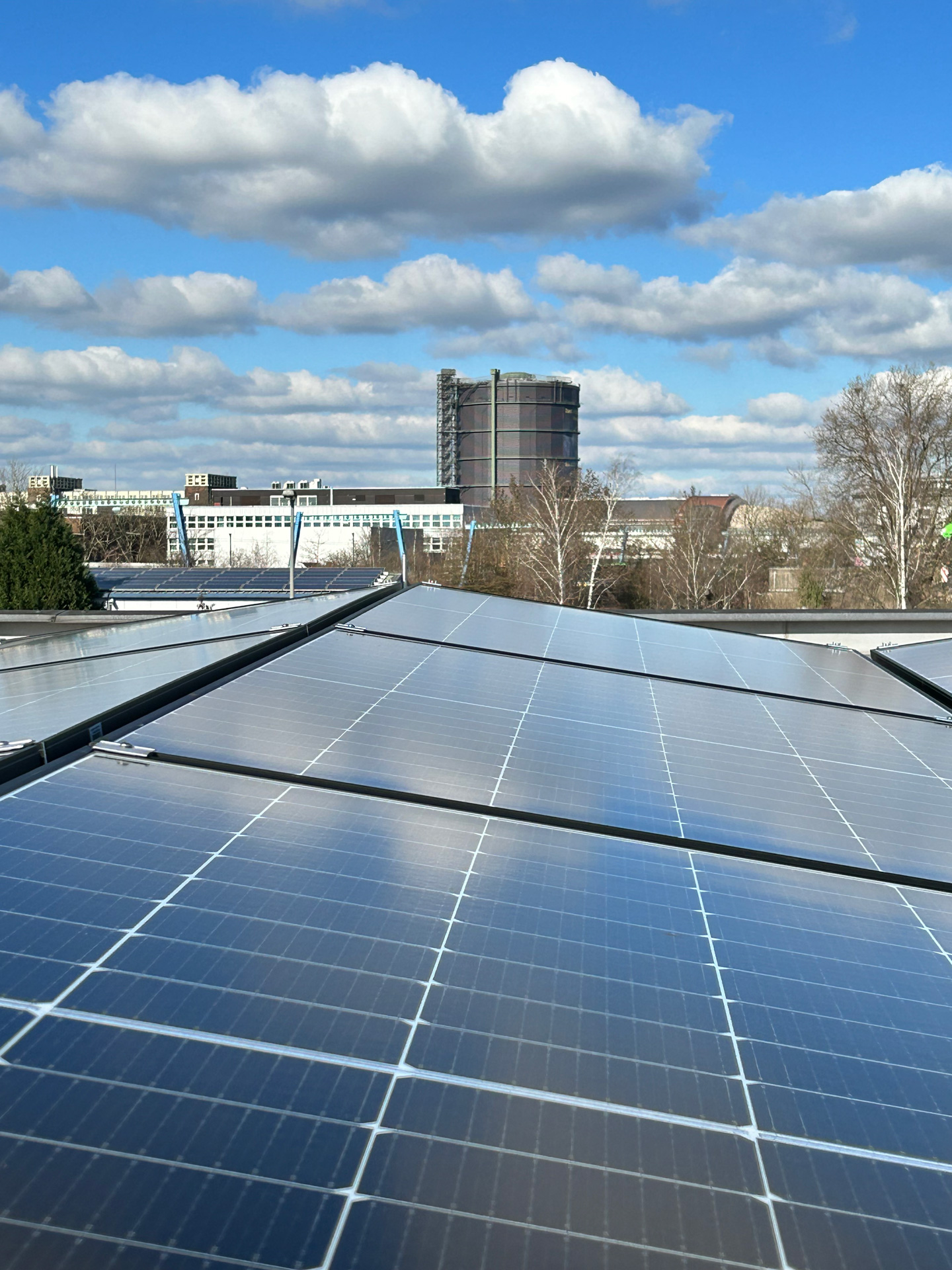 Solaranlage auf Dach und im Hintergrund ist das Gasometer in Oberhausen zu sehen.