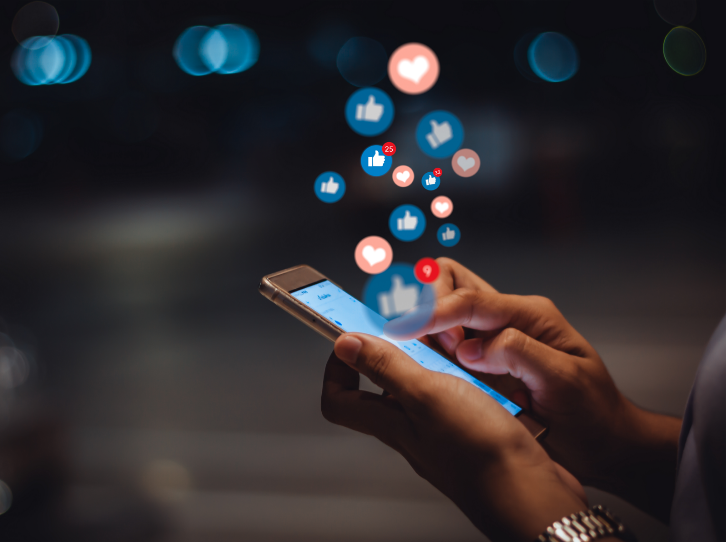 Frau tippt am Smartphone und bekommt Social Media Reaktionen.